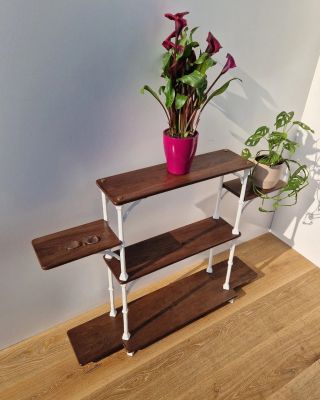 Zaházenej harampádím, ale stejně nepřehlédnutelný. Tenhle raritní litinový květinový stolek jsme objevili úplnou náhodou,...