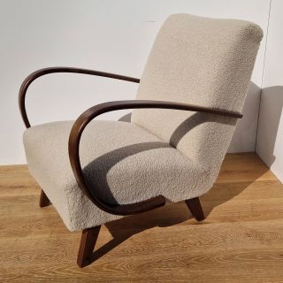 Právě naší dílnu opustilo další křesílko, které se prozatím zabydlelo v našem skladu, kde čeká na nový domov. Tentokrát...