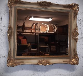 Jak vždy říkáme, každý kousek má svůj příběh. A většina z nich začíná právě tady. V našem skladu, kde trpělivě čekají na...