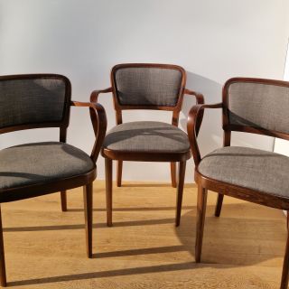 Renovované křesílka THONET, která prošla kompletní proměnou u nás v dílně. Tmavý ořech v polomatu, nové čalounění s...