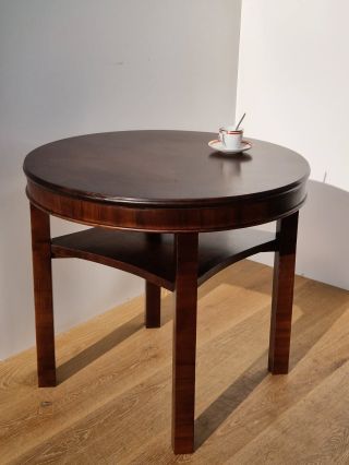 Poslední dobou jsme sdíleli samá křesílka, ale nebojte, ani o stolečky u nás není nouze. Tento zrovna opustil naši dílnu.