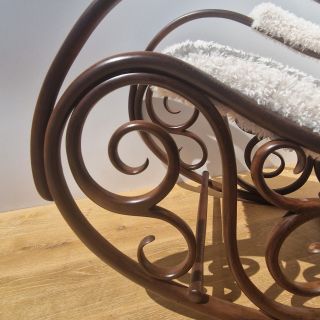 Tohle křeslo je hlavně o křivkách. Ohýbané dřevo má nádhernou, plynulou linii a bílá chlupatá látka mu dodává měkkost i...